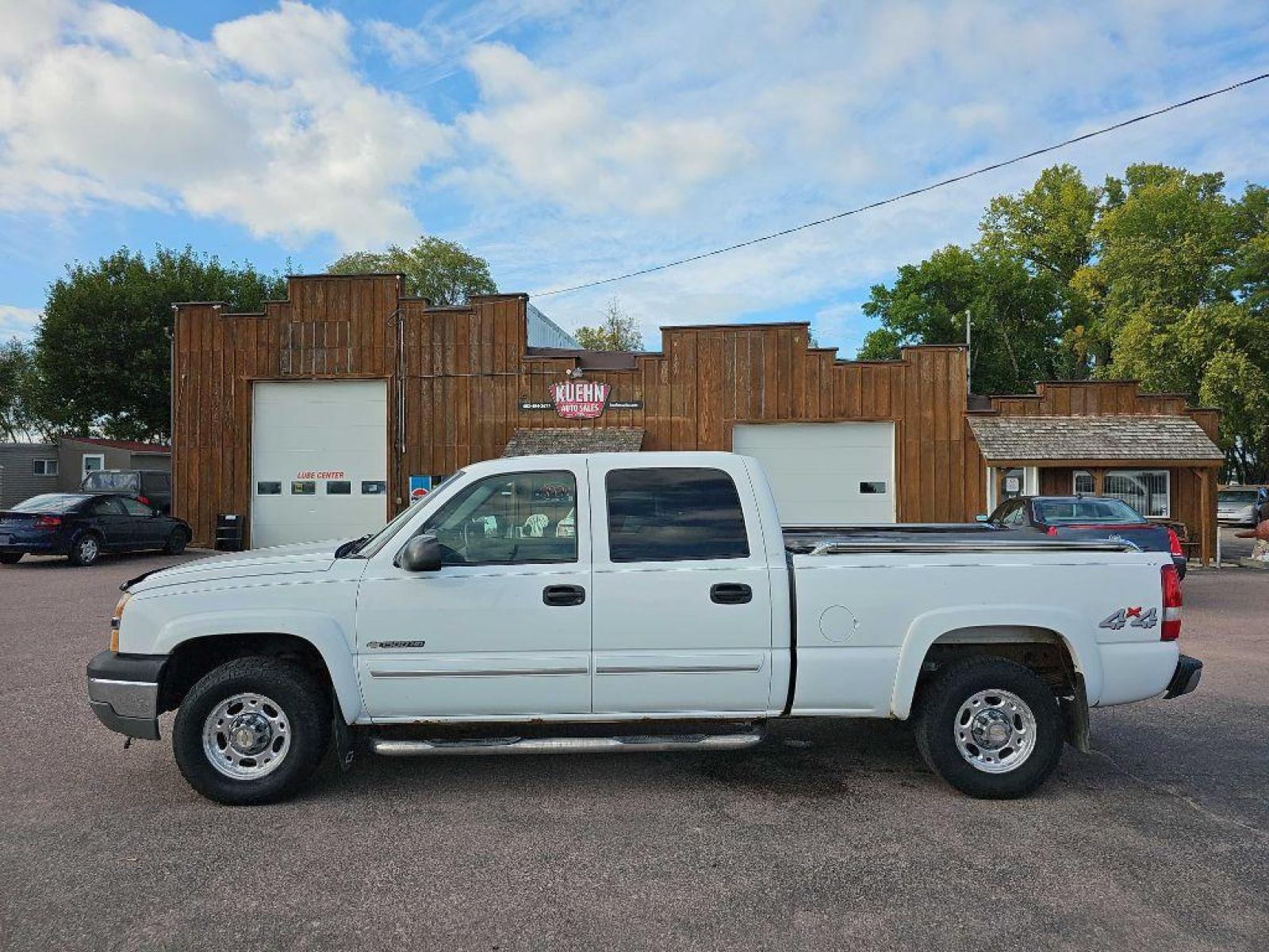 2003 WHITE CHEVROLET SILVERADO 1500 HEAVY DUTY (1GCGK13U43F) with an 6.0L engine, Automatic transmission, located at 495 Old Highway 20 West, South Sioux City, NE, 68776, (402) 494-2677, 42.458408, -96.443512 - Photo #1