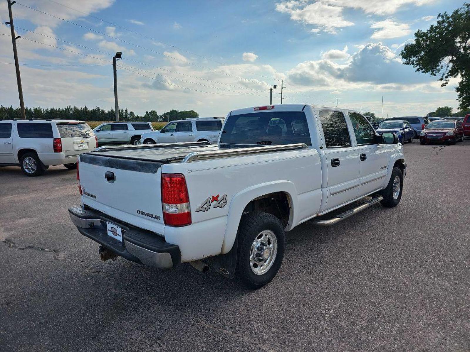 2003 WHITE CHEVROLET SILVERADO 1500 HEAVY DUTY (1GCGK13U43F) with an 6.0L engine, Automatic transmission, located at 495 Old Highway 20 West, South Sioux City, NE, 68776, (402) 494-2677, 42.458408, -96.443512 - Photo #3