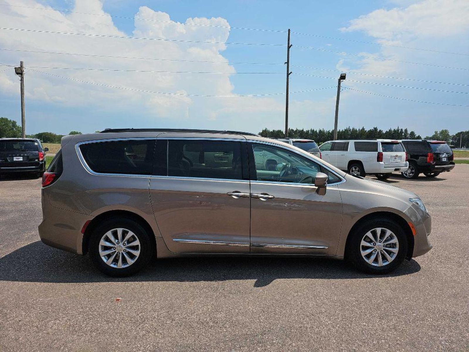 2017 TAN CHRYSLER PACIFICA TOURING L (2C4RC1BG9HR) with an 3.6L engine, Automatic transmission, located at 495 Old Highway 20 West, South Sioux City, NE, 68776, (402) 494-2677, 42.458408, -96.443512 - Photo #4