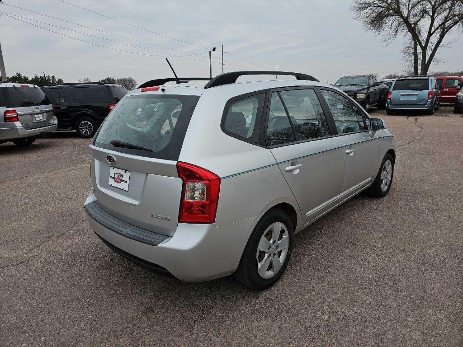 2009 SILVER KIA RONDO LX (KNAFG526097) with an 2.7L engine, Automatic transmission, located at 495 Old Highway 20 West, South Sioux City, NE, 68776, (402) 494-2677, 42.458408, -96.443512 - Photo #2