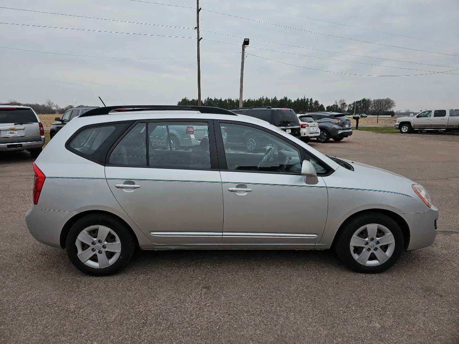 2009 SILVER KIA RONDO LX (KNAFG526097) with an 2.7L engine, Automatic transmission, located at 495 Old Highway 20 West, South Sioux City, NE, 68776, (402) 494-2677, 42.458408, -96.443512 - Photo #4