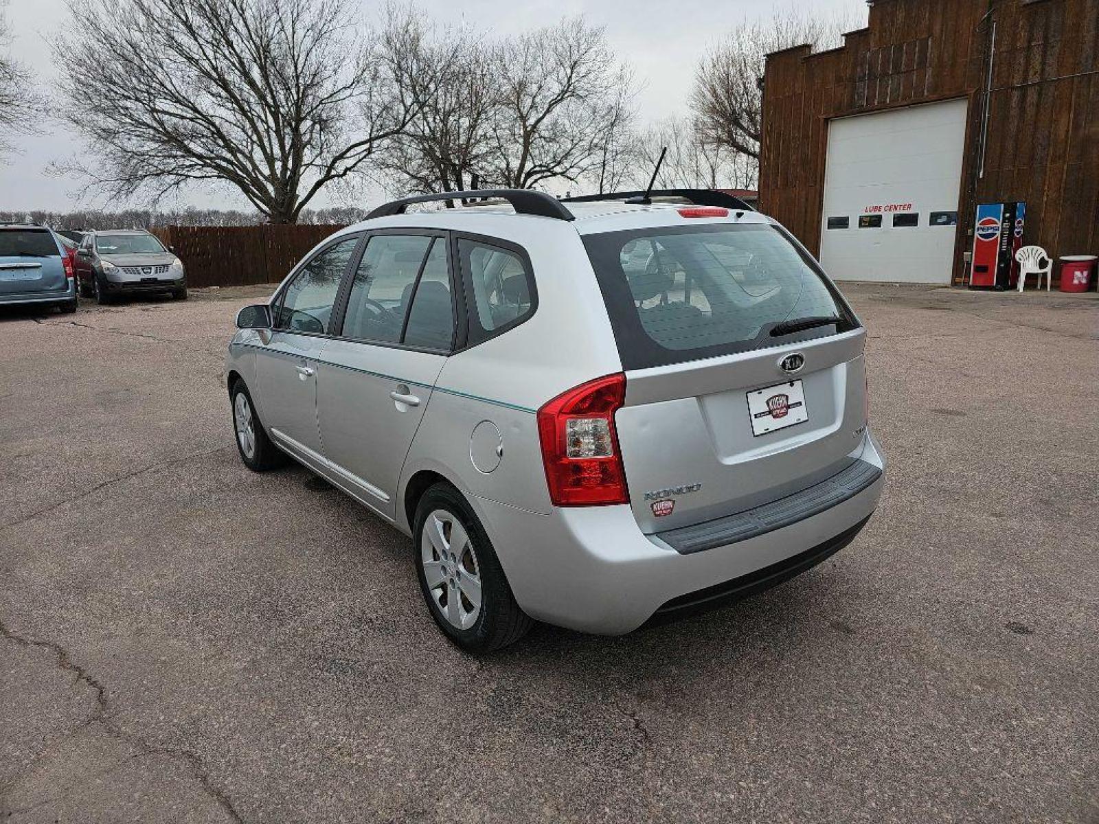 2009 SILVER KIA RONDO LX (KNAFG526097) with an 2.7L engine, Automatic transmission, located at 495 Old Highway 20 West, South Sioux City, NE, 68776, (402) 494-2677, 42.458408, -96.443512 - Photo #6
