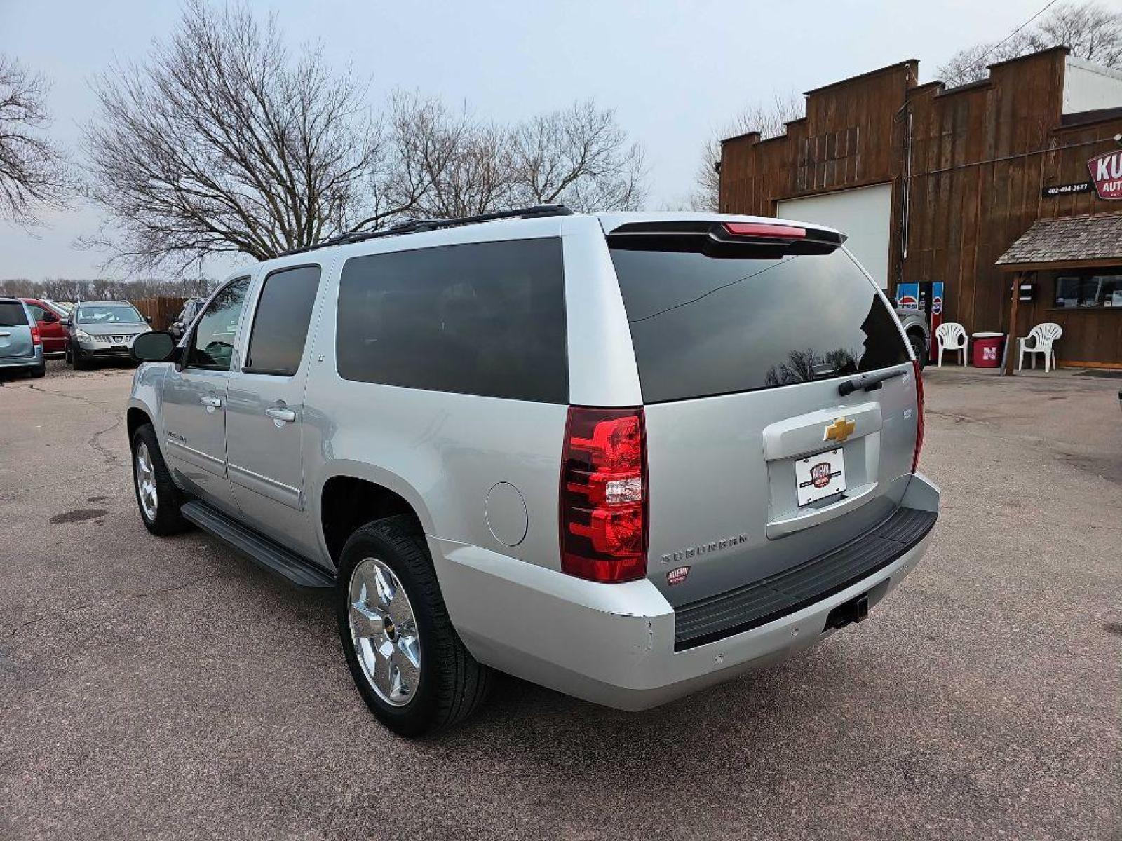 2013 SILVER CHEVROLET SUBURBAN 1500 LT (1GNSKJE78DR) with an 5.3L engine, Automatic transmission, located at 495 Old Highway 20 West, South Sioux City, NE, 68776, (402) 494-2677, 42.458408, -96.443512 - Photo #18