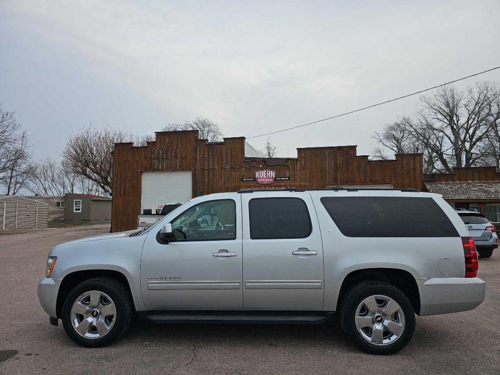 2013 SILVER CHEVROLET SUBURBAN 1500 LT (1GNSKJE78DR) with an 5.3L engine, Automatic transmission, located at 495 Old Highway 20 West, South Sioux City, NE, 68776, (402) 494-2677, 42.458408, -96.443512 - Photo #1
