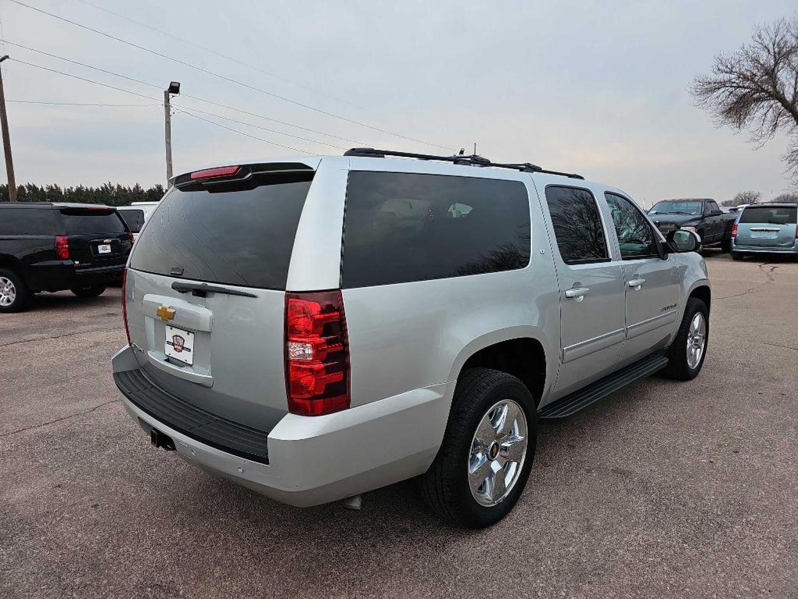 2013 SILVER CHEVROLET SUBURBAN 1500 LT (1GNSKJE78DR) with an 5.3L engine, Automatic transmission, located at 495 Old Highway 20 West, South Sioux City, NE, 68776, (402) 494-2677, 42.458408, -96.443512 - Photo #19