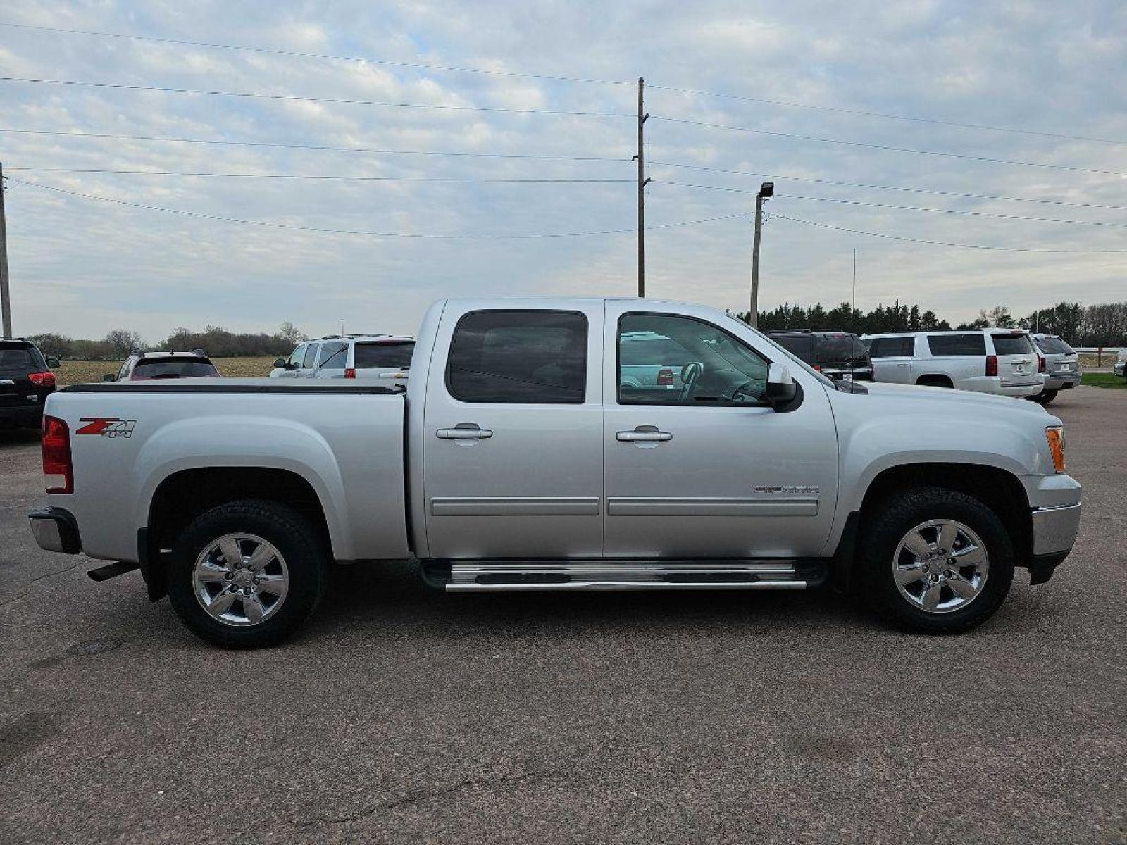 2013 SILVER GMC SIERRA 1500 SLT (3GTP2WE79DG) with an 5.3 engine, Automatic transmission, located at 495 Old Highway 20 West, South Sioux City, NE, 68776, (402) 494-2677, 42.458408, -96.443512 - Photo #4
