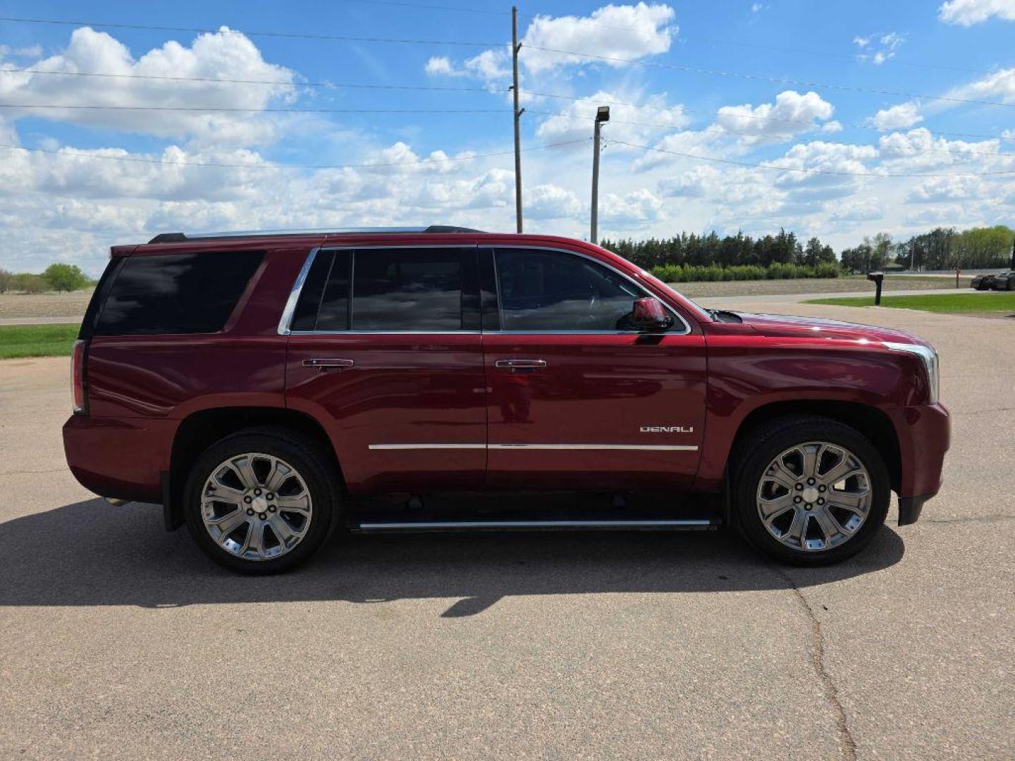 2016 MAROON GMC YUKON DENALI (1GKS2CKJ0GR) with an 6.2L engine, Automatic transmission, located at 495 Old Highway 20 West, South Sioux City, NE, 68776, (402) 494-2677, 42.458408, -96.443512 - Photo#4