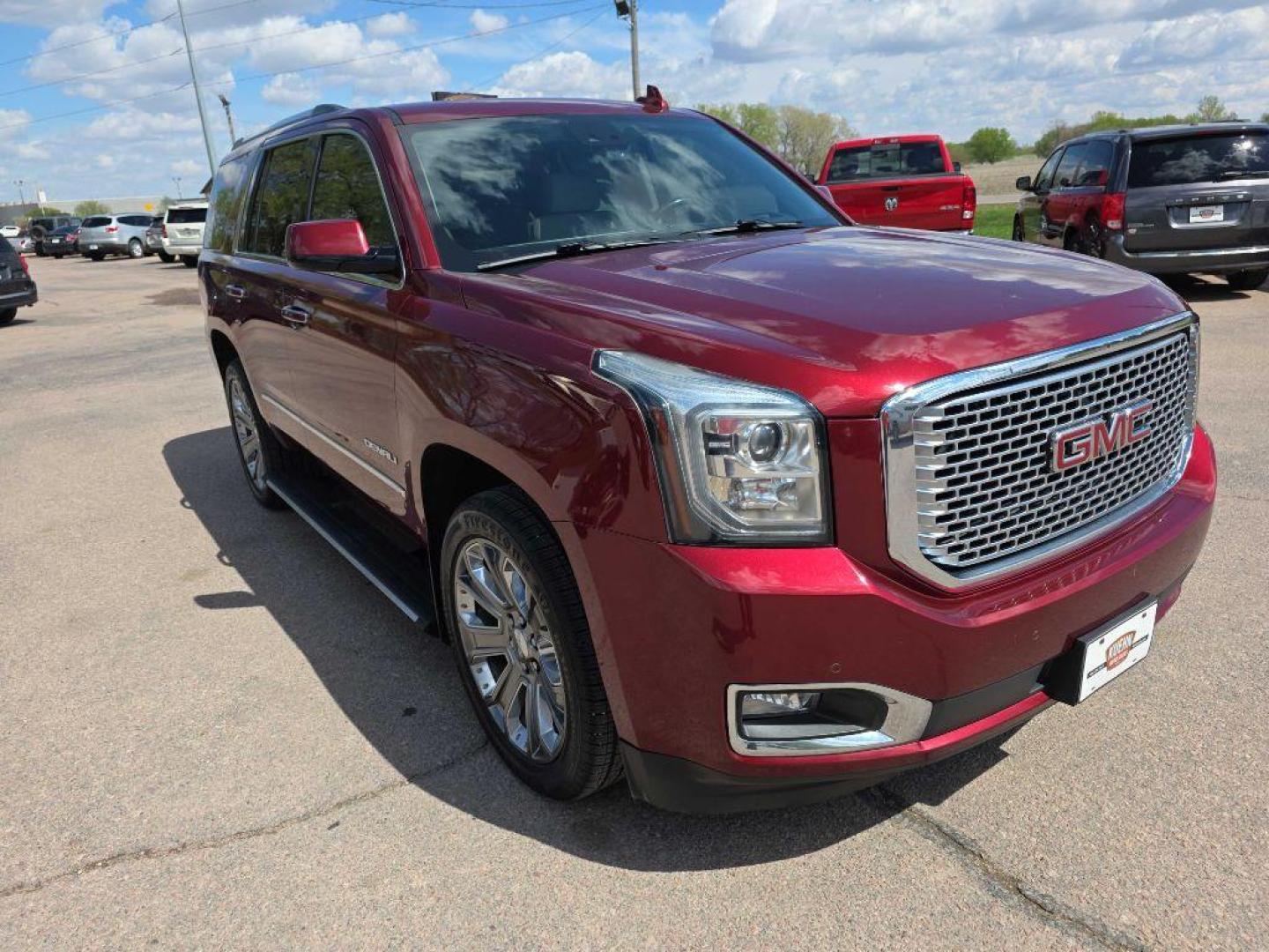 2016 MAROON GMC YUKON DENALI (1GKS2CKJ0GR) with an 6.2L engine, Automatic transmission, located at 495 Old Highway 20 West, South Sioux City, NE, 68776, (402) 494-2677, 42.458408, -96.443512 - Photo#5