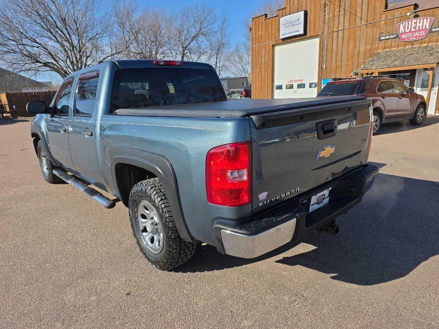 2007 BLUE CHEVROLET SILVERADO 1500 CREW CAB (2GCEK13M871) with an 5.3L engine, Automatic transmission, located at 495 Old Highway 20 West, South Sioux City, NE, 68776, (402) 494-2677, 42.458408, -96.443512 - Photo#2