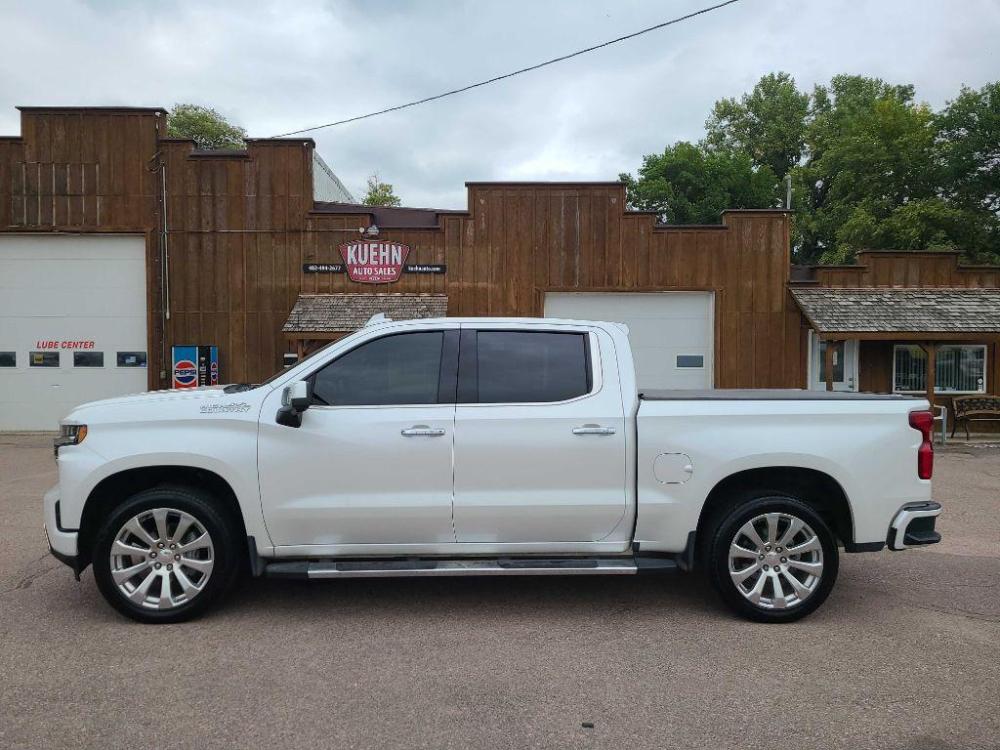 2019 WHITE CHEVROLET SILVERADO 1500 HIGH COUNTRY (3GCUYHEL2KG) with an 6.2L engine, Automatic transmission, located at 495 Old Highway 20 West, South Sioux City, NE, 68776, (402) 494-2677, 42.458408, -96.443512 - Photo #1