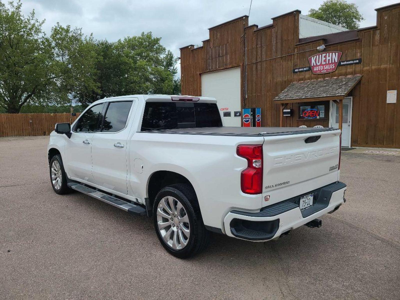2019 WHITE CHEVROLET SILVERADO 1500 HIGH COUNTRY (3GCUYHEL2KG) with an 6.2L engine, Automatic transmission, located at 495 Old Highway 20 West, South Sioux City, NE, 68776, (402) 494-2677, 42.458408, -96.443512 - Photo #2
