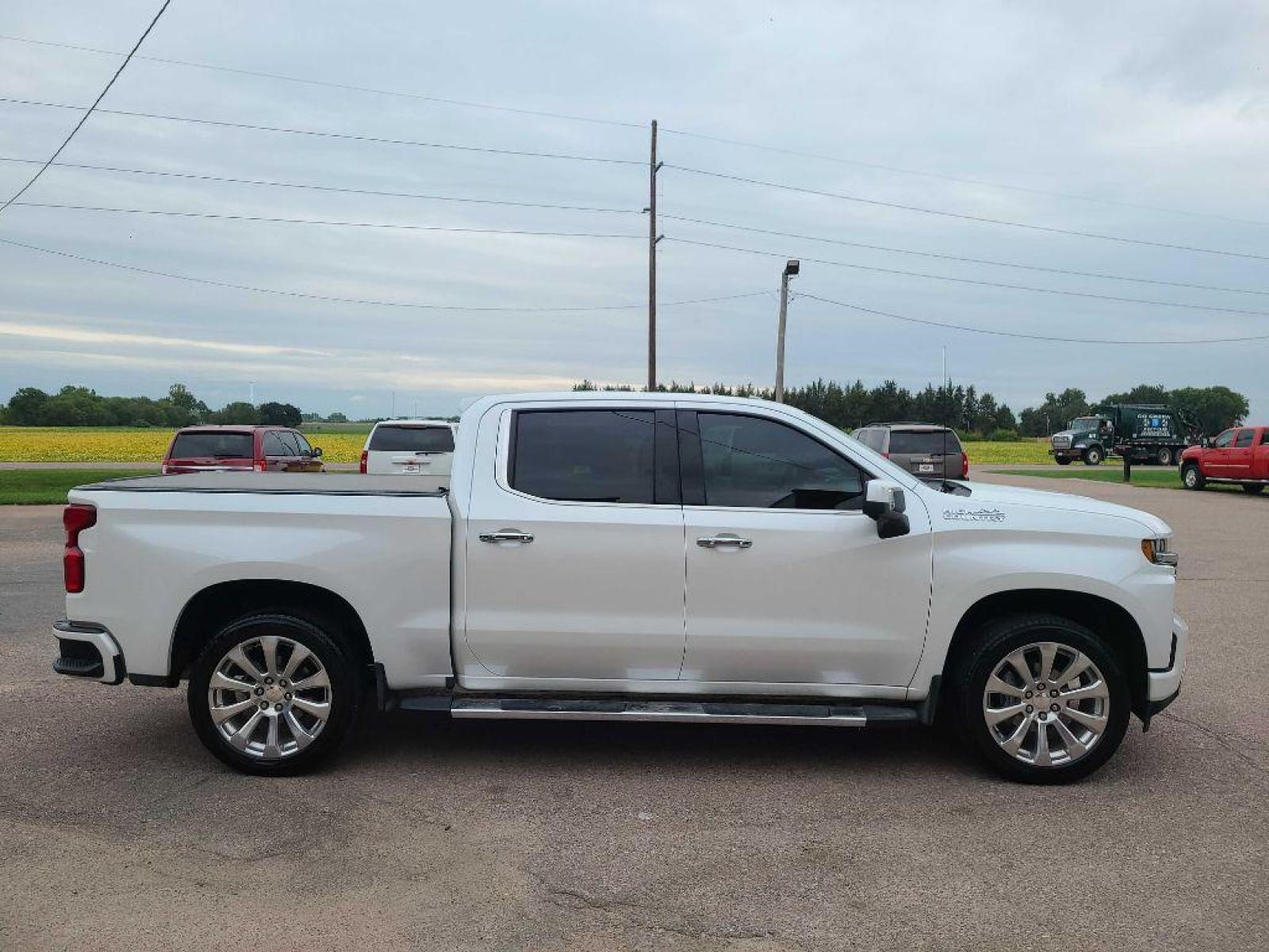 2019 WHITE CHEVROLET SILVERADO 1500 HIGH COUNTRY (3GCUYHEL2KG) with an 6.2L engine, Automatic transmission, located at 495 Old Highway 20 West, South Sioux City, NE, 68776, (402) 494-2677, 42.458408, -96.443512 - Photo #4