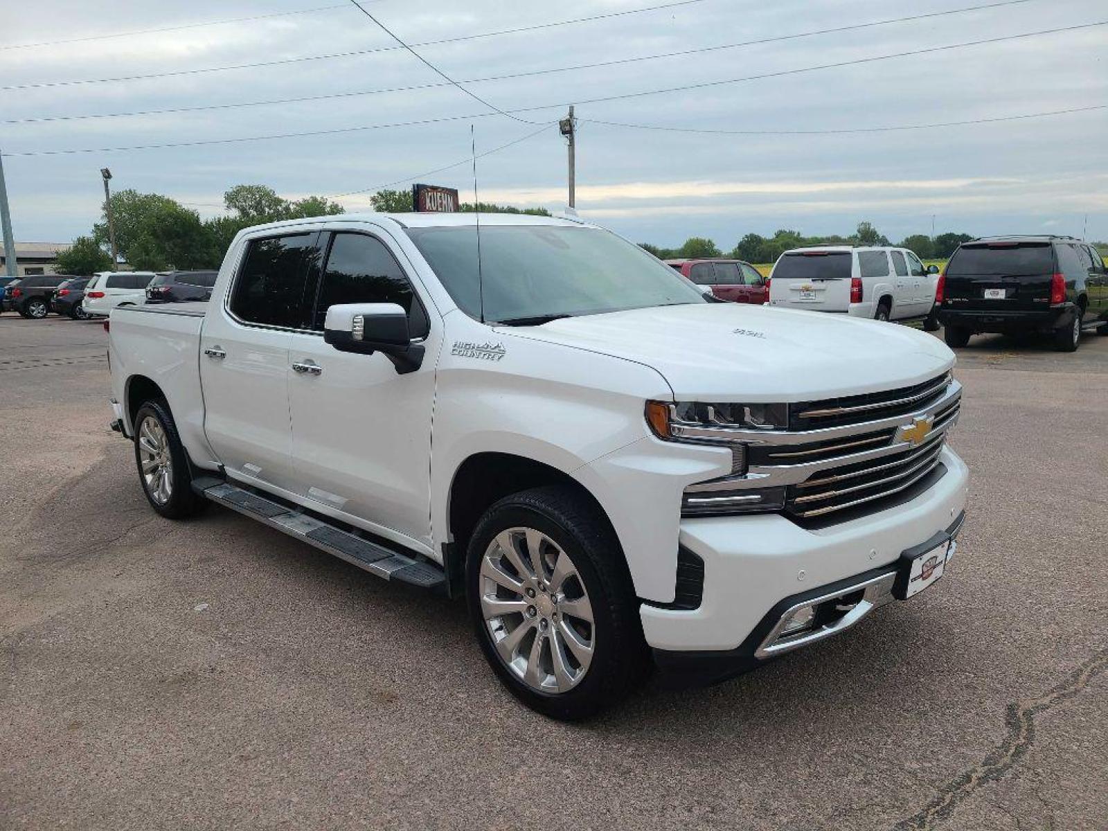 2019 WHITE CHEVROLET SILVERADO 1500 HIGH COUNTRY (3GCUYHEL2KG) with an 6.2L engine, Automatic transmission, located at 495 Old Highway 20 West, South Sioux City, NE, 68776, (402) 494-2677, 42.458408, -96.443512 - Photo #5