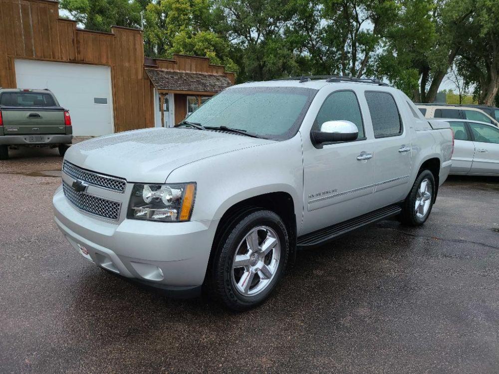 2011 SILVER CHEVROLET AVALANCHE LTZ (3GNTKGE32BG) with an 5.3L engine, Automatic transmission, located at 495 Old Highway 20 West, South Sioux City, NE, 68776, (402) 494-2677, 42.458408, -96.443512 - Photo #0