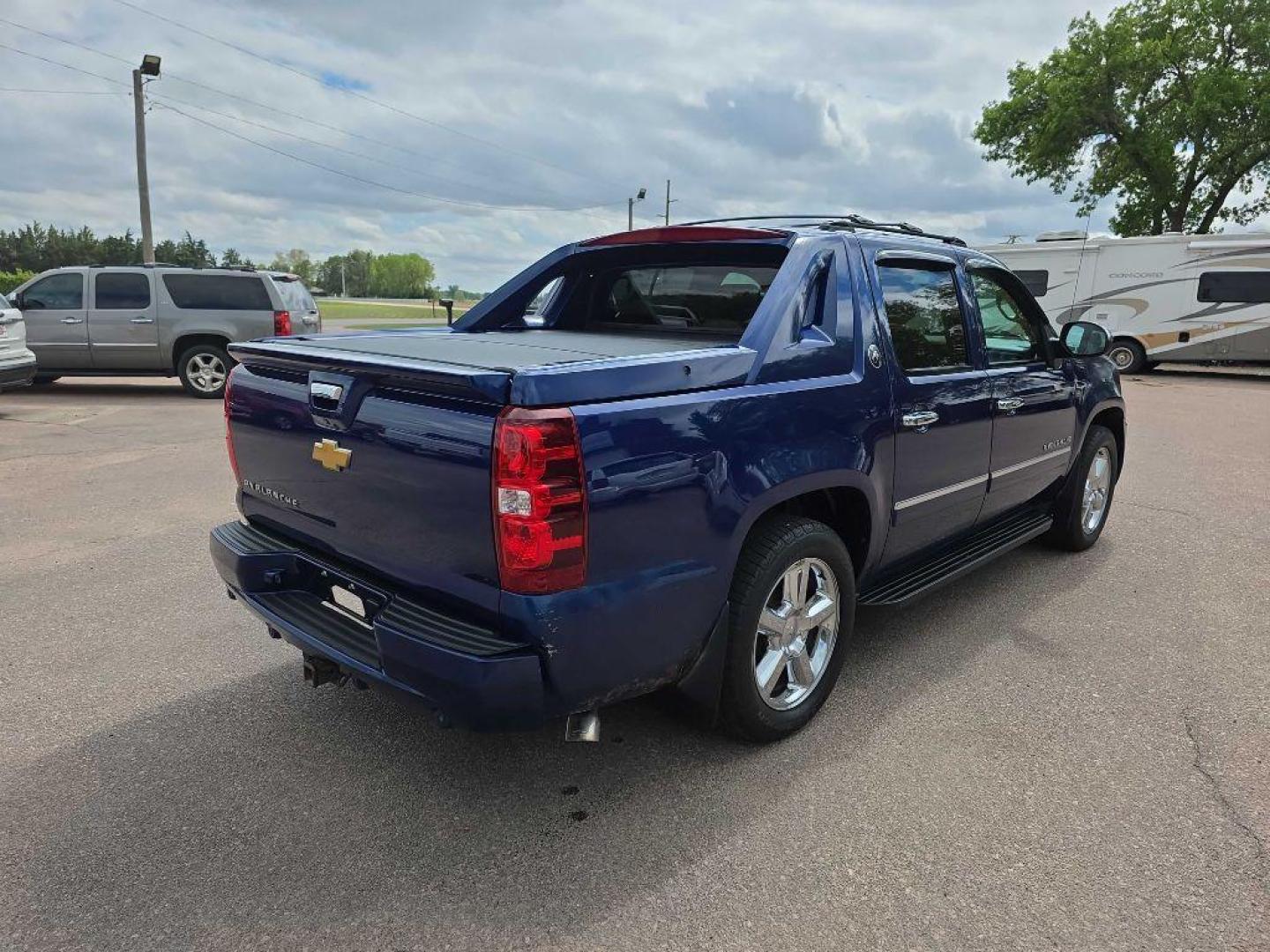 2013 BLUE CHEVROLET AVALANCHE LTZ (3GNTKGE72DG) with an 5.3L engine, Automatic transmission, located at 495 Old Highway 20 West, South Sioux City, NE, 68776, (402) 494-2677, 42.458408, -96.443512 - Photo#2
