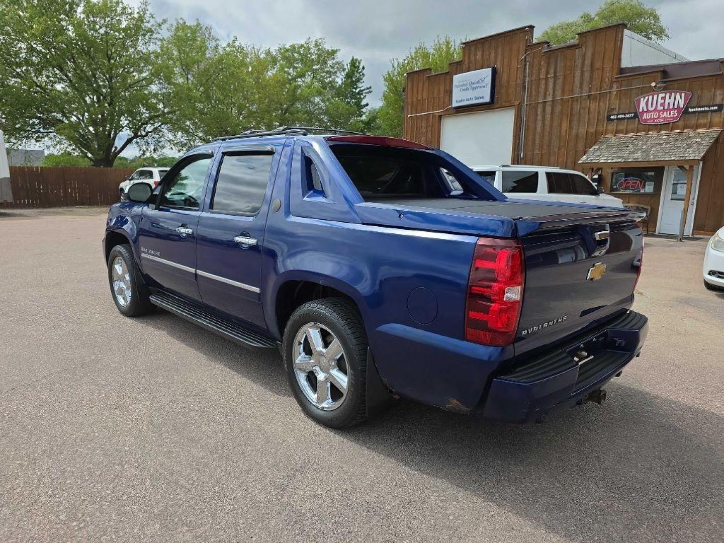 2013 BLUE CHEVROLET AVALANCHE LTZ (3GNTKGE72DG) with an 5.3L engine, Automatic transmission, located at 495 Old Highway 20 West, South Sioux City, NE, 68776, (402) 494-2677, 42.458408, -96.443512 - Photo#3