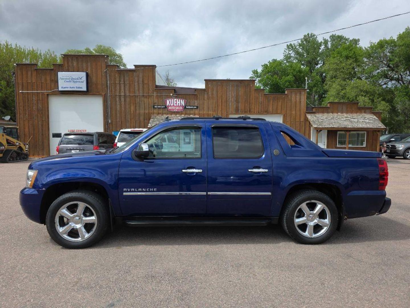 2013 BLUE CHEVROLET AVALANCHE LTZ (3GNTKGE72DG) with an 5.3L engine, Automatic transmission, located at 495 Old Highway 20 West, South Sioux City, NE, 68776, (402) 494-2677, 42.458408, -96.443512 - Photo#4