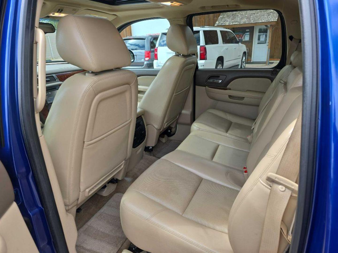 2013 BLUE CHEVROLET AVALANCHE LTZ (3GNTKGE72DG) with an 5.3L engine, Automatic transmission, located at 495 Old Highway 20 West, South Sioux City, NE, 68776, (402) 494-2677, 42.458408, -96.443512 - Photo#5