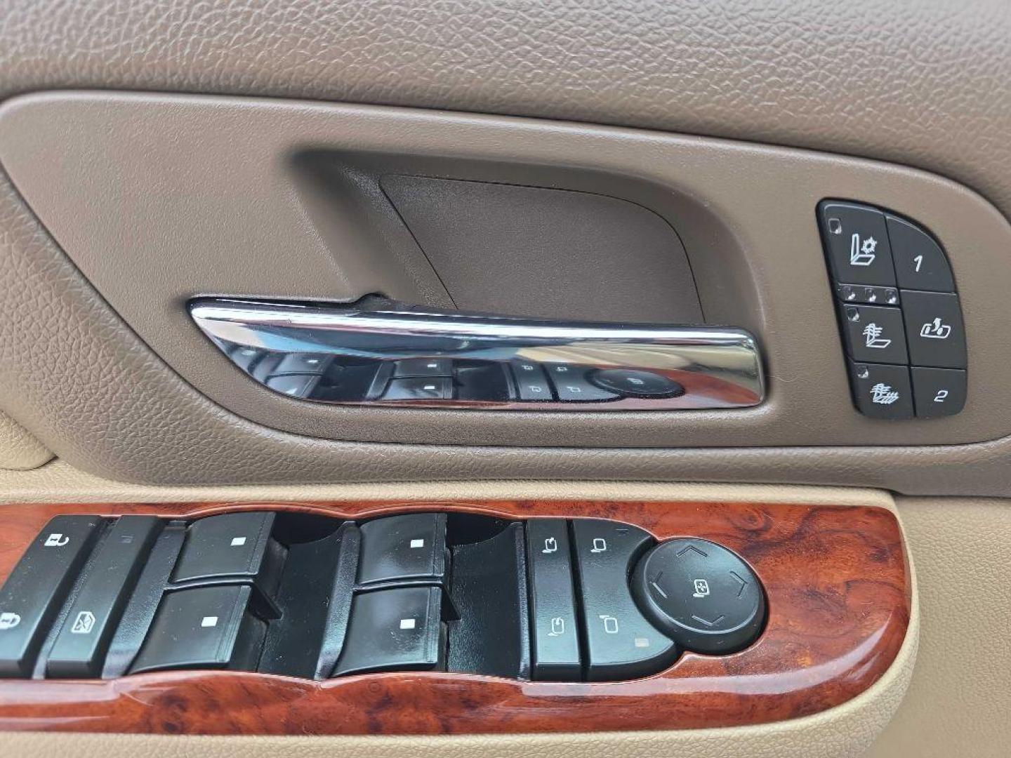 2013 BLUE CHEVROLET AVALANCHE LTZ (3GNTKGE72DG) with an 5.3L engine, Automatic transmission, located at 495 Old Highway 20 West, South Sioux City, NE, 68776, (402) 494-2677, 42.458408, -96.443512 - Photo#12