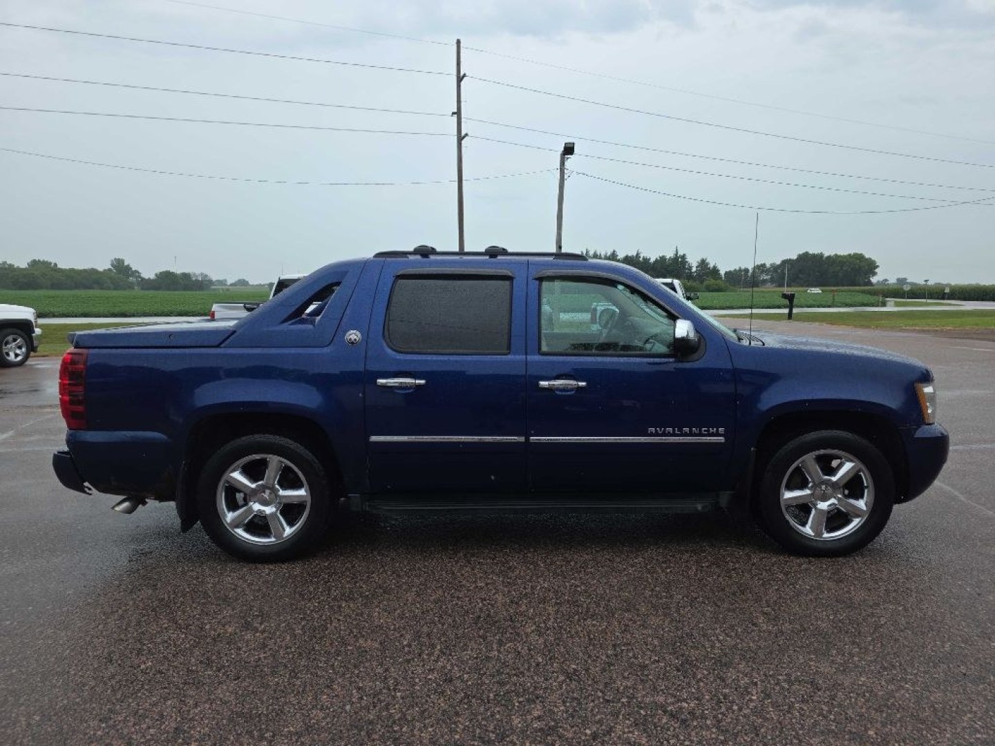 2013 BLUE CHEVROLET AVALANCHE LTZ (3GNTKGE72DG) with an 5.3L engine, Automatic transmission, located at 495 Old Highway 20 West, South Sioux City, NE, 68776, (402) 494-2677, 42.458408, -96.443512- Photo#4