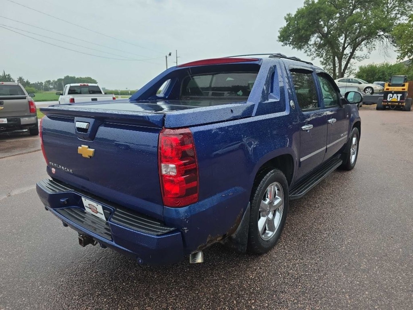 2013 BLUE CHEVROLET AVALANCHE LTZ (3GNTKGE72DG) with an 5.3L engine, Automatic transmission, located at 495 Old Highway 20 West, South Sioux City, NE, 68776, (402) 494-2677, 42.458408, -96.443512- Photo#3
