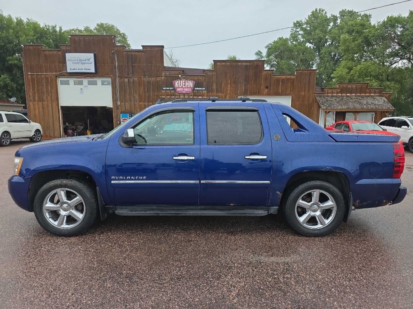 2013 BLUE CHEVROLET AVALANCHE LTZ (3GNTKGE72DG) with an 5.3L engine, Automatic transmission, located at 495 Old Highway 20 West, South Sioux City, NE, 68776, (402) 494-2677, 42.458408, -96.443512- Photo#1
