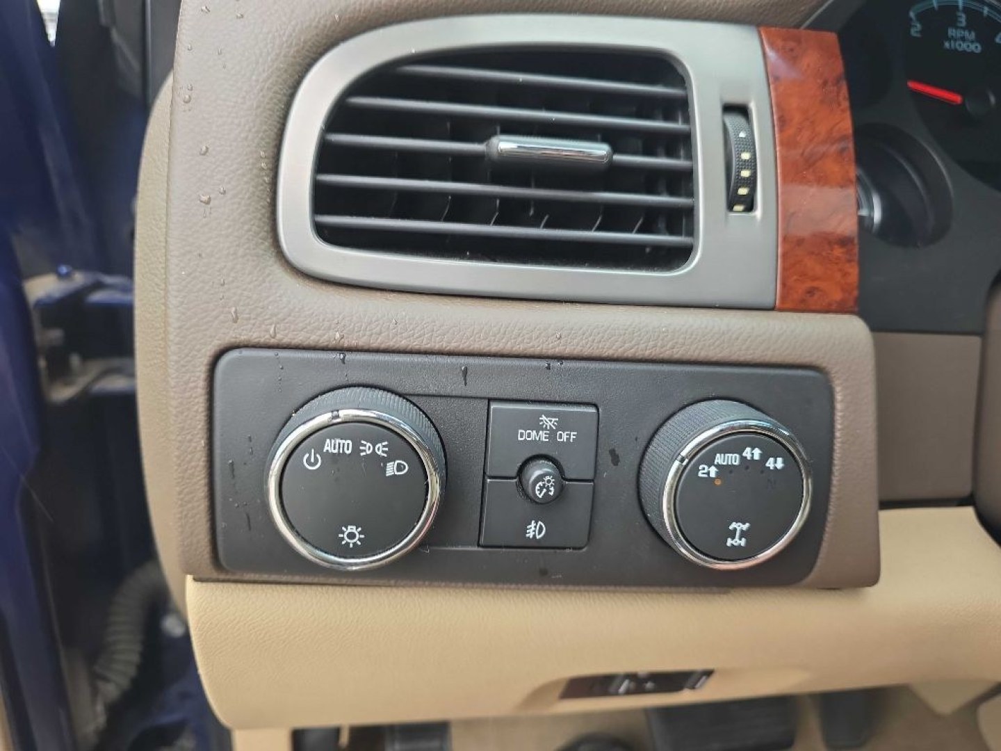 2013 BLUE CHEVROLET AVALANCHE LTZ (3GNTKGE72DG) with an 5.3L engine, Automatic transmission, located at 495 Old Highway 20 West, South Sioux City, NE, 68776, (402) 494-2677, 42.458408, -96.443512- Photo#11