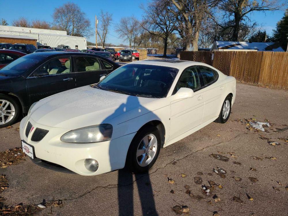 2007 WHITE PONTIAC GRAND PRIX (2G2WP552371) with an 3.8L engine, Automatic transmission, located at 495 Old Highway 20 West, South Sioux City, NE, 68776, (402) 494-2677, 42.458408, -96.443512 - Photo #0