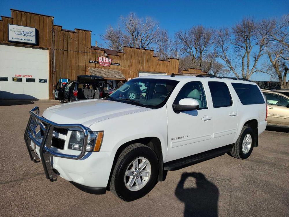2013 WHITE CHEVROLET SUBURBAN 1500 LT (1GNSKJE72DR) with an 5.3L engine, Automatic transmission, located at 495 Old Highway 20 West, South Sioux City, NE, 68776, (402) 494-2677, 42.458408, -96.443512 - Photo #0