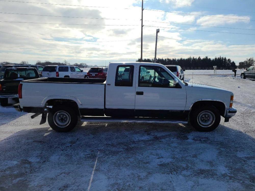 1994 WHITE CHEVROLET GMT-400 C2500 (2GCFC29KXR1) with an 5.7L engine, Automatic transmission, located at 495 Old Highway 20 West, South Sioux City, NE, 68776, (402) 494-2677, 42.458408, -96.443512 - Photo #1