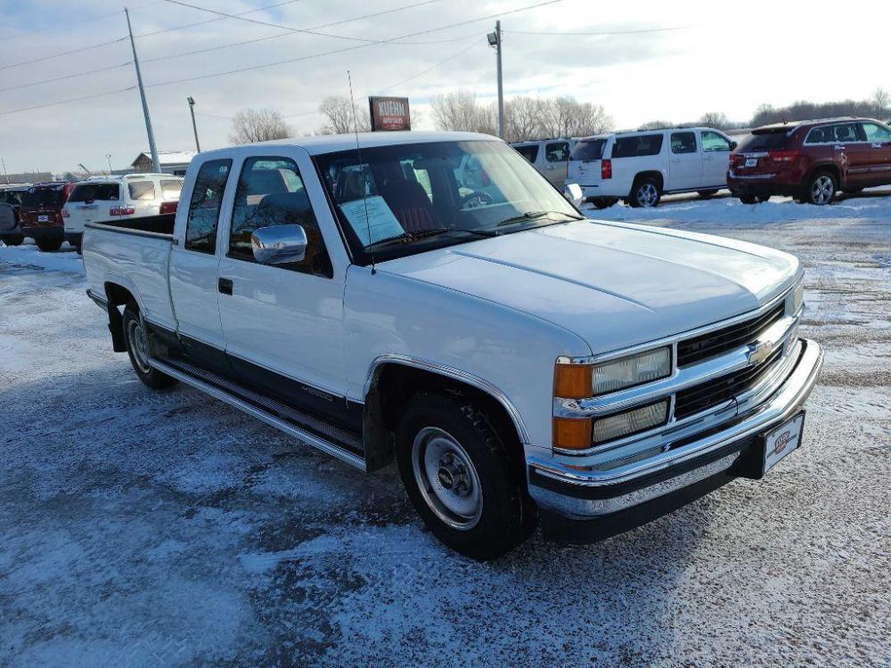 1994 WHITE CHEVROLET GMT-400 C2500 (2GCFC29KXR1) with an 5.7L engine, Automatic transmission, located at 495 Old Highway 20 West, South Sioux City, NE, 68776, (402) 494-2677, 42.458408, -96.443512 - Photo #2