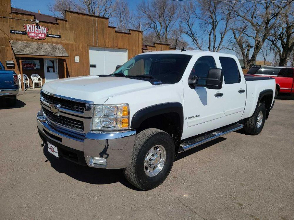 2008 WHITE CHEVROLET SILVERADO 2500 HEAVY DUTY (1GCHK23678F) with an 6.6L engine, Automatic transmission, located at 495 Old Highway 20 West, South Sioux City, NE, 68776, (402) 494-2677, 42.458408, -96.443512 - Photo #0