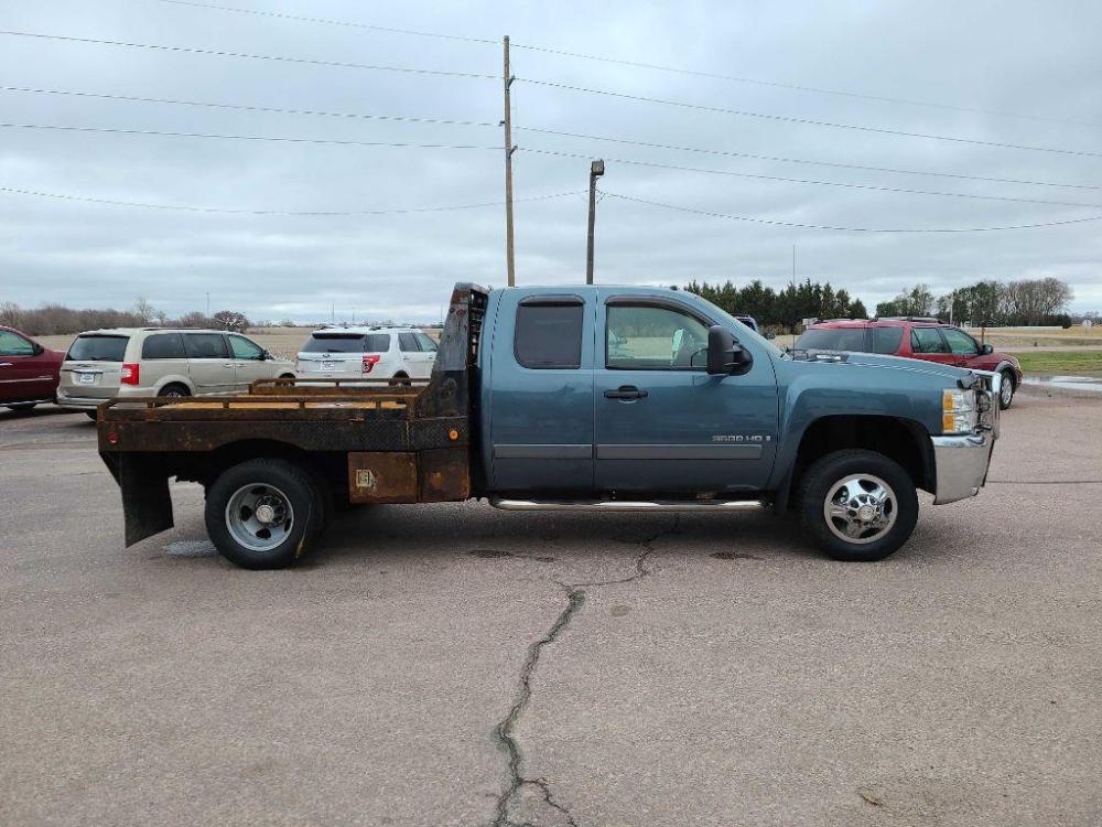 2008 BLUE CHEVROLET SILVERADO 3500 (1GCJK39K18E) with an 6.0L engine, Automatic transmission, located at 495 Old Highway 20 West, South Sioux City, NE, 68776, (402) 494-2677, 42.458408, -96.443512 - Photo #4