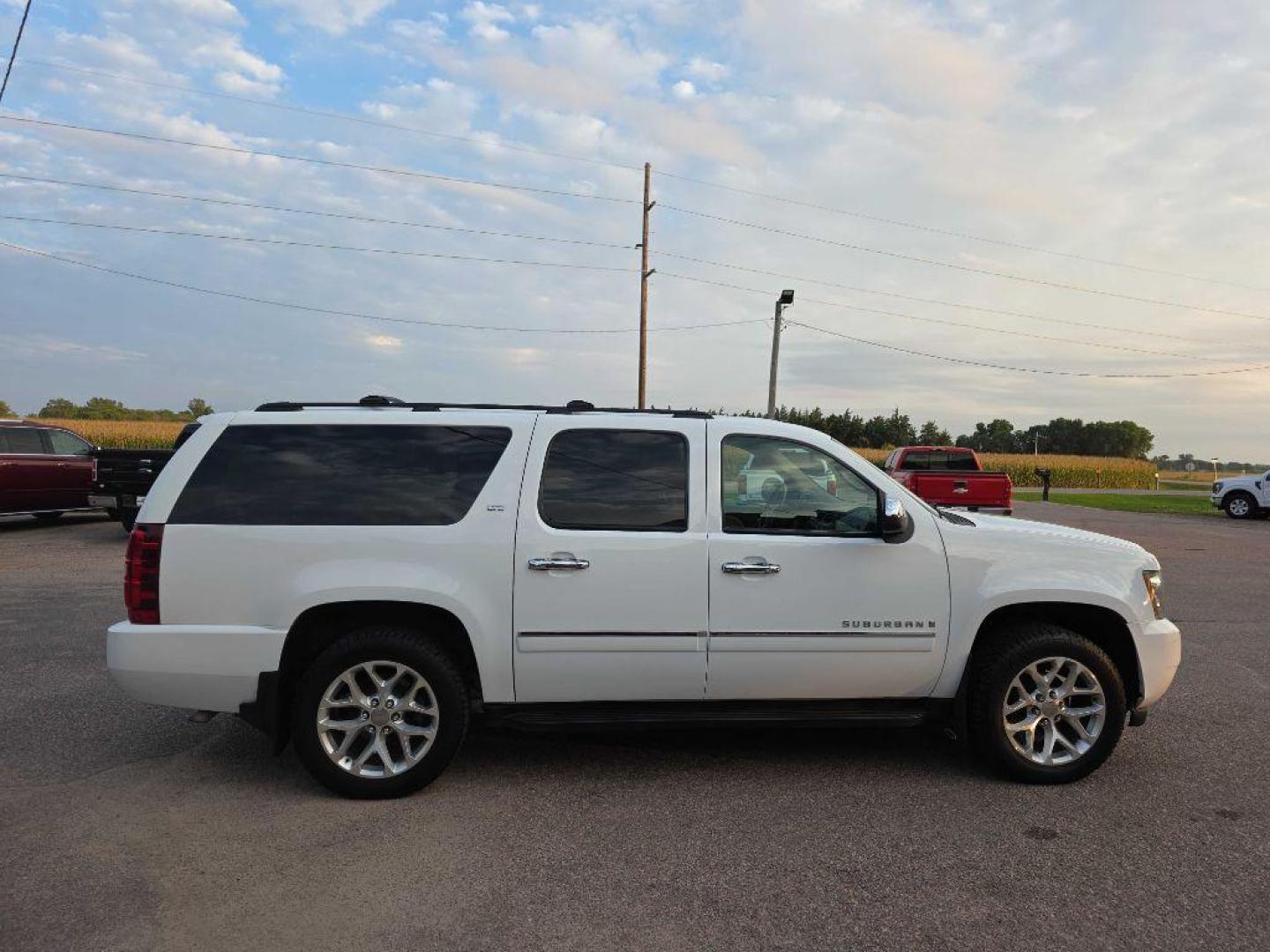2009 WHITE CHEVROLET SUBURBAN 1500 LTZ (1GNFK36369R) with an 5.3L engine, Automatic transmission, located at 495 Old Highway 20 West, South Sioux City, NE, 68776, (402) 494-2677, 42.458408, -96.443512 - Photo#0