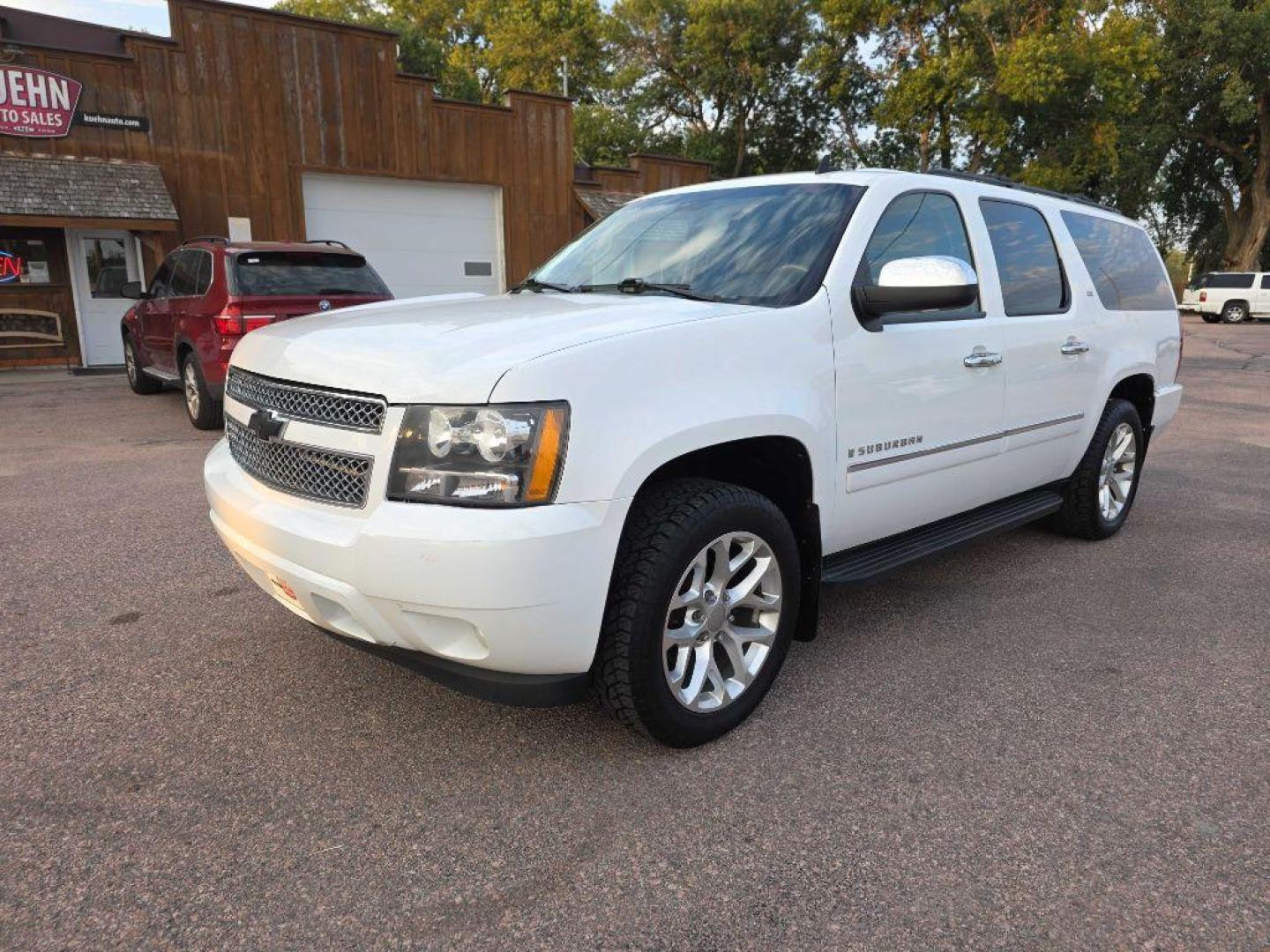 2009 WHITE CHEVROLET SUBURBAN 1500 LTZ (1GNFK36369R) with an 5.3L engine, Automatic transmission, located at 495 Old Highway 20 West, South Sioux City, NE, 68776, (402) 494-2677, 42.458408, -96.443512 - Photo#1