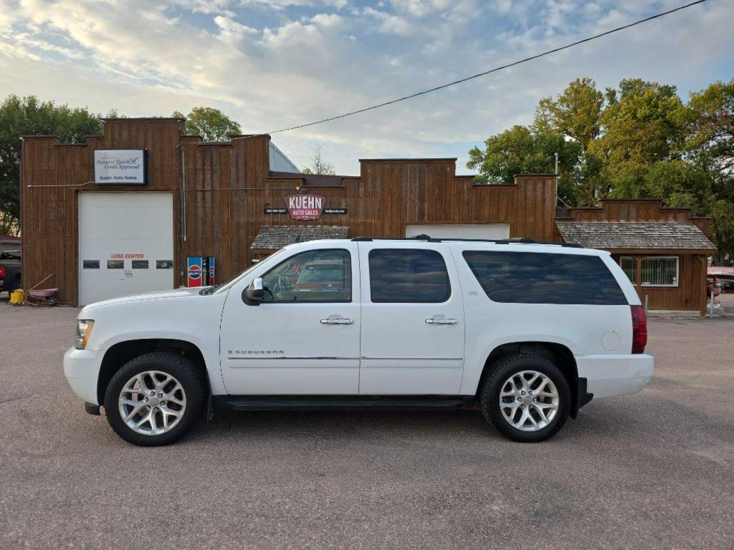 2009 WHITE CHEVROLET SUBURBAN 1500 LTZ (1GNFK36369R) with an 5.3L engine, Automatic transmission, located at 495 Old Highway 20 West, South Sioux City, NE, 68776, (402) 494-2677, 42.458408, -96.443512 - Photo#3