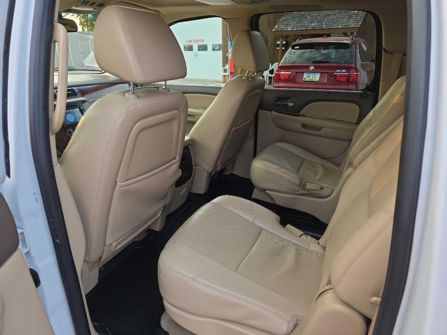 2009 WHITE CHEVROLET SUBURBAN 1500 LTZ (1GNFK36369R) with an 5.3L engine, Automatic transmission, located at 495 Old Highway 20 West, South Sioux City, NE, 68776, (402) 494-2677, 42.458408, -96.443512 - Photo#6