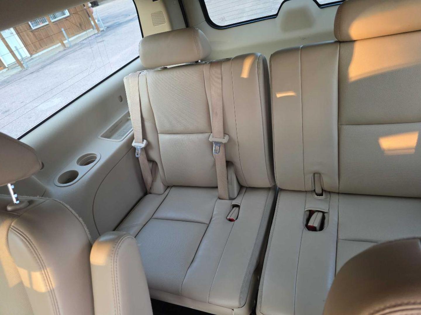 2009 WHITE CHEVROLET SUBURBAN 1500 LTZ (1GNFK36369R) with an 5.3L engine, Automatic transmission, located at 495 Old Highway 20 West, South Sioux City, NE, 68776, (402) 494-2677, 42.458408, -96.443512 - Photo#10