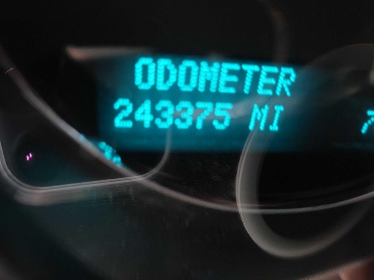 2009 WHITE CHEVROLET SUBURBAN 1500 LTZ (1GNFK36369R) with an 5.3L engine, Automatic transmission, located at 495 Old Highway 20 West, South Sioux City, NE, 68776, (402) 494-2677, 42.458408, -96.443512 - Photo#11