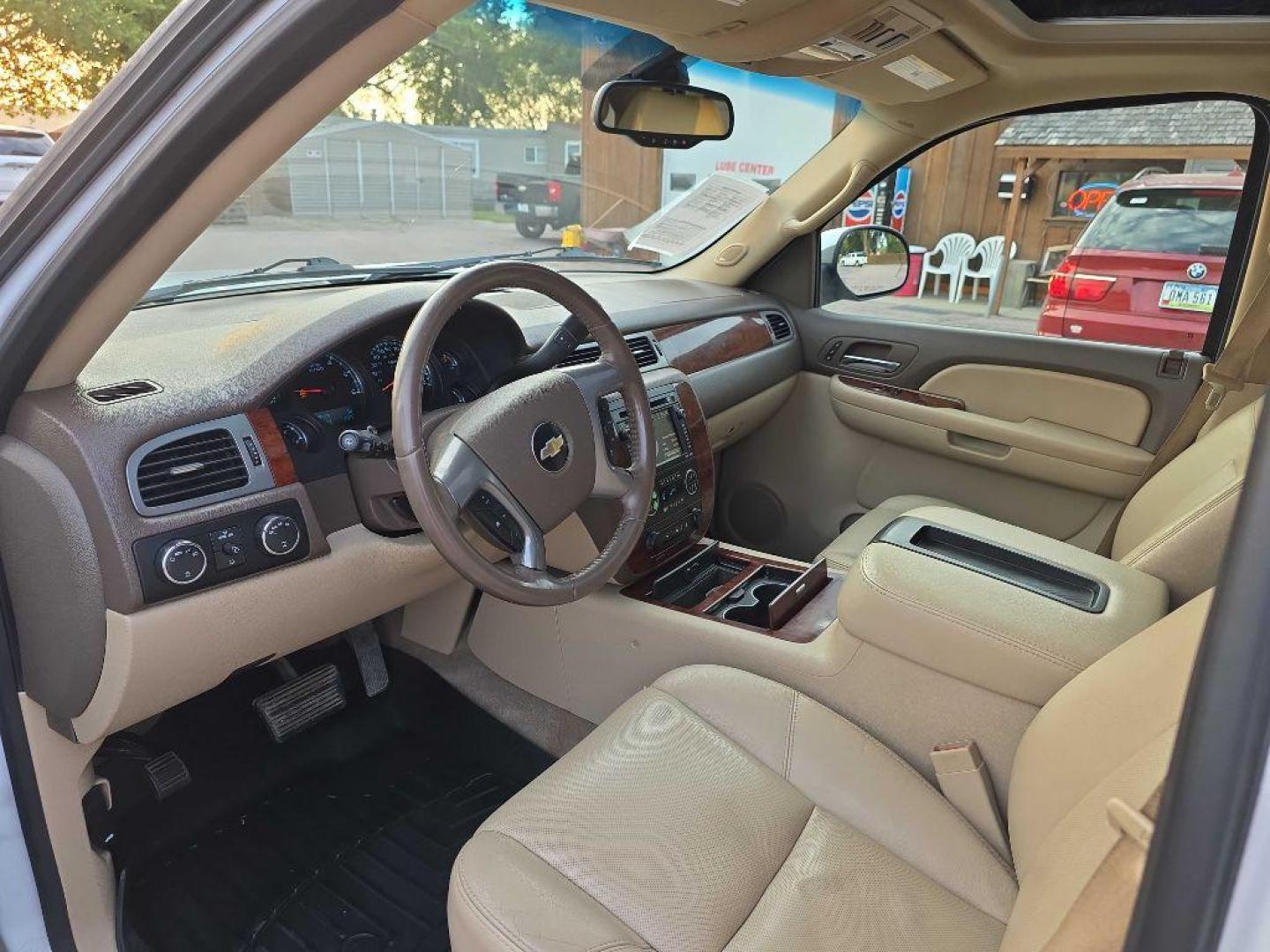 2009 WHITE CHEVROLET SUBURBAN 1500 LTZ (1GNFK36369R) with an 5.3L engine, Automatic transmission, located at 495 Old Highway 20 West, South Sioux City, NE, 68776, (402) 494-2677, 42.458408, -96.443512 - Photo#12
