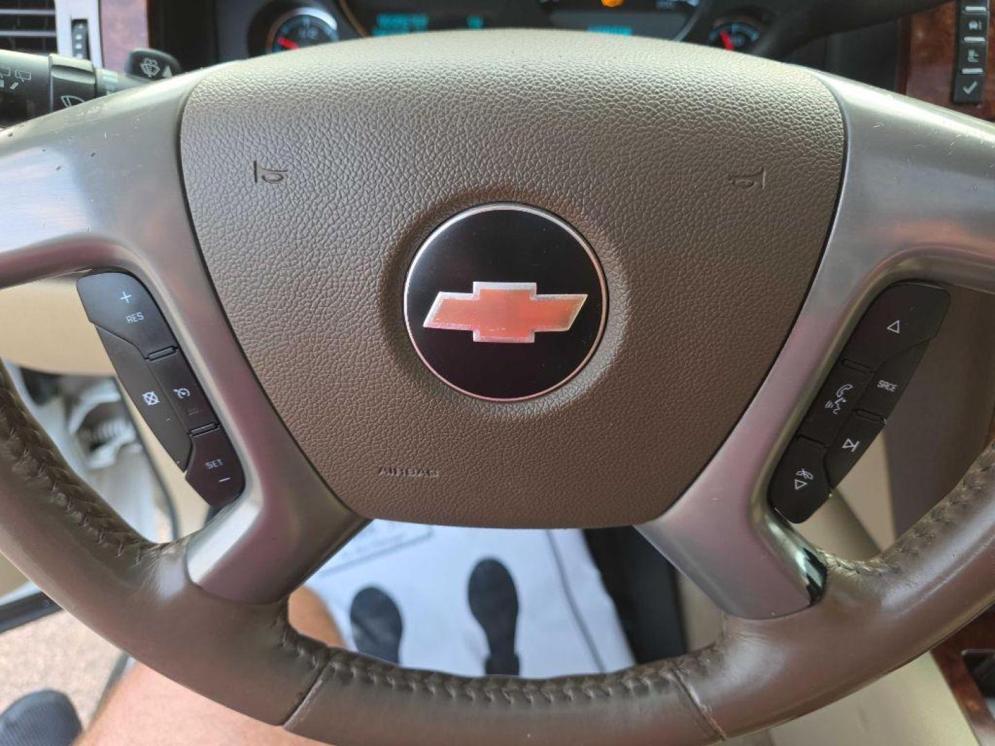 2009 WHITE CHEVROLET SUBURBAN 1500 LTZ (1GNFK36369R) with an 5.3L engine, Automatic transmission, located at 495 Old Highway 20 West, South Sioux City, NE, 68776, (402) 494-2677, 42.458408, -96.443512 - Photo#13