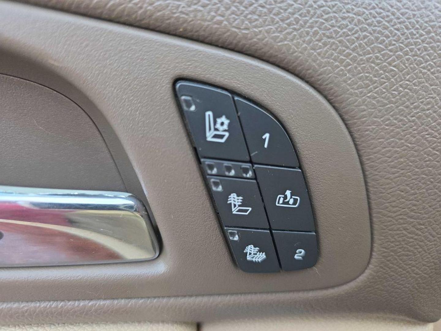 2009 WHITE CHEVROLET SUBURBAN 1500 LTZ (1GNFK36369R) with an 5.3L engine, Automatic transmission, located at 495 Old Highway 20 West, South Sioux City, NE, 68776, (402) 494-2677, 42.458408, -96.443512 - Photo#14