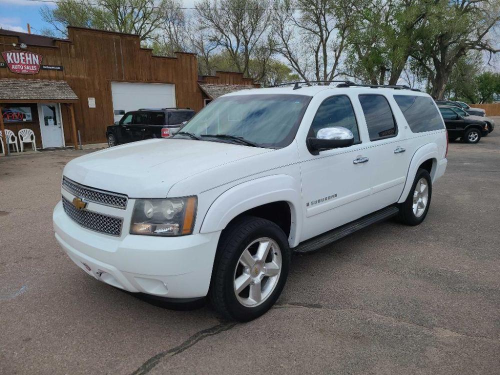 2007 WHITE CHEVROLET SUBURBAN 1500 (3GNFK16367G) with an 5.3L engine, Automatic transmission, located at 495 Old Highway 20 West, South Sioux City, NE, 68776, (402) 494-2677, 42.458408, -96.443512 - Photo #0