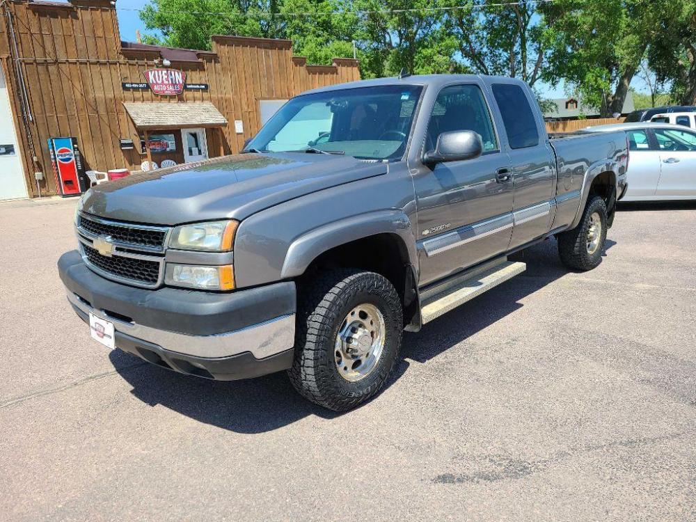 2006 SILVER CHEVROLET SILVERADO 2500 HEAVY DUTY (1GCHK29U76E) with an 6.0L engine, Automatic transmission, located at 495 Old Highway 20 West, South Sioux City, NE, 68776, (402) 494-2677, 42.458408, -96.443512 - Photo #0