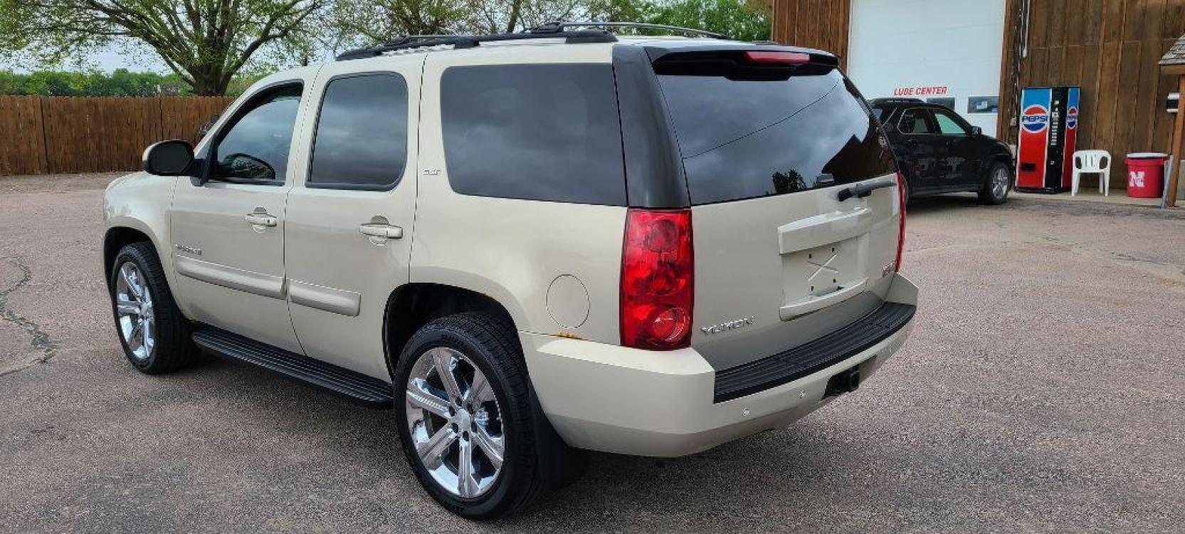 2007 TAN GMC YUKON (1GKFK13077R) with an 5.3L engine, Automatic transmission, located at 495 Old Highway 20 West, South Sioux City, NE, 68776, (402) 494-2677, 42.458408, -96.443512 - Photo #2