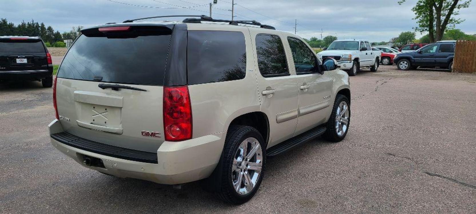 2007 TAN GMC YUKON (1GKFK13077R) with an 5.3L engine, Automatic transmission, located at 495 Old Highway 20 West, South Sioux City, NE, 68776, (402) 494-2677, 42.458408, -96.443512 - Photo #3