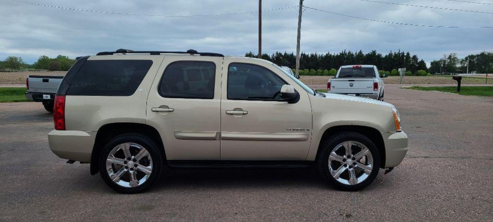 2007 TAN GMC YUKON (1GKFK13077R) with an 5.3L engine, Automatic transmission, located at 495 Old Highway 20 West, South Sioux City, NE, 68776, (402) 494-2677, 42.458408, -96.443512 - Photo #4