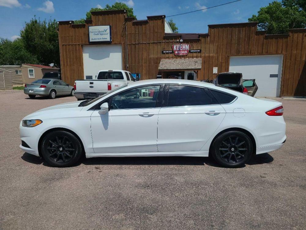 2016 WHITE FORD FUSION SE (3FA6P0H79GR) with an 2.5L engine, Automatic transmission, located at 495 Old Highway 20 West, South Sioux City, NE, 68776, (402) 494-2677, 42.458408, -96.443512 - Photo #1