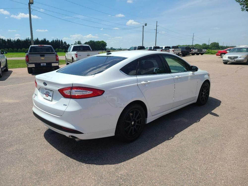 2016 WHITE FORD FUSION SE (3FA6P0H79GR) with an 2.5L engine, Automatic transmission, located at 495 Old Highway 20 West, South Sioux City, NE, 68776, (402) 494-2677, 42.458408, -96.443512 - Photo #3