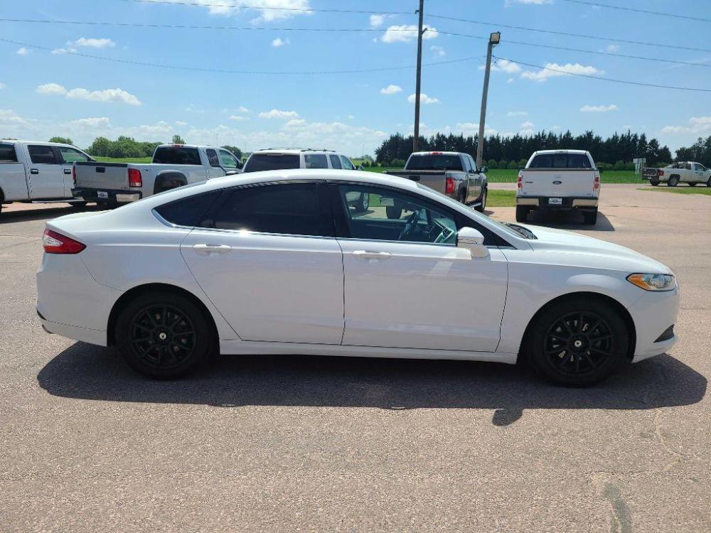 2016 WHITE FORD FUSION SE (3FA6P0H79GR) with an 2.5L engine, Automatic transmission, located at 495 Old Highway 20 West, South Sioux City, NE, 68776, (402) 494-2677, 42.458408, -96.443512 - Photo #4